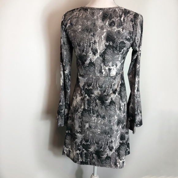 Astoria Born tunic bell sleeves snake skin print - Picture 2 of 6